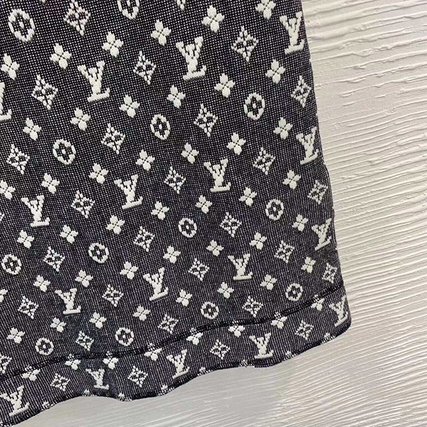 ◆チェーンがアクセント☆◆ルイヴィトン モノグラム Tシャツ コピー vuf96348